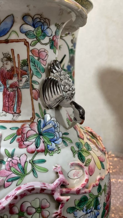 古玩陶瓷粉彩人物故事紋花口瓶真品鑒賞圖