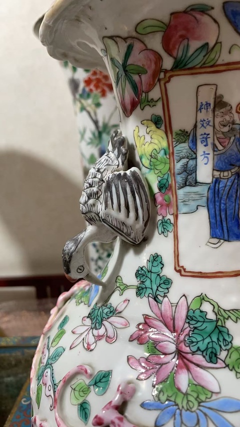 古玩陶瓷粉彩人物故事紋花口瓶真品鑒賞圖