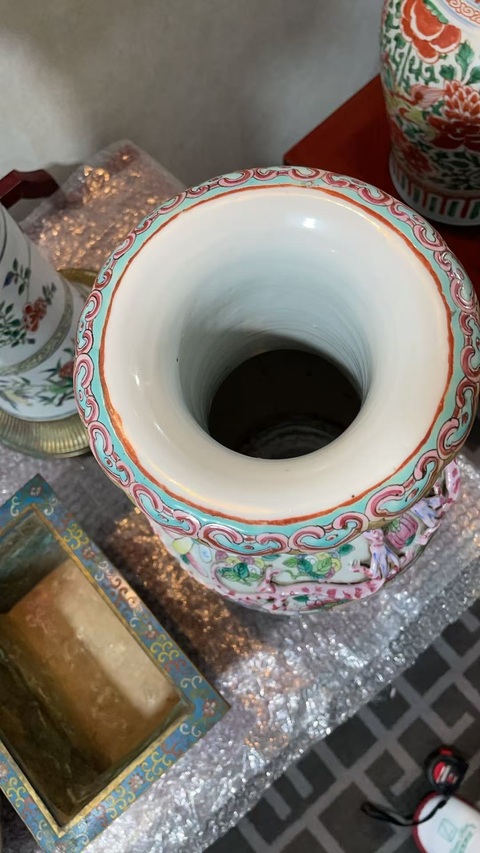古玩陶瓷粉彩人物故事紋花口瓶真品鑒賞圖