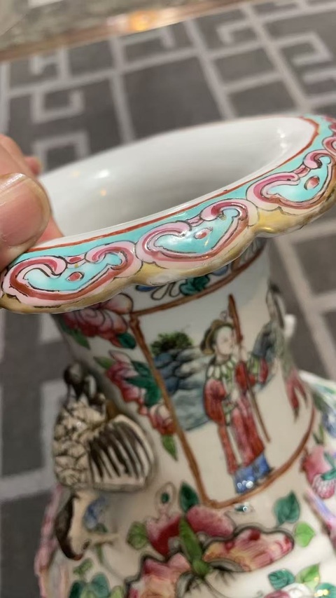 古玩陶瓷粉彩人物故事紋花口瓶真品鑒賞圖
