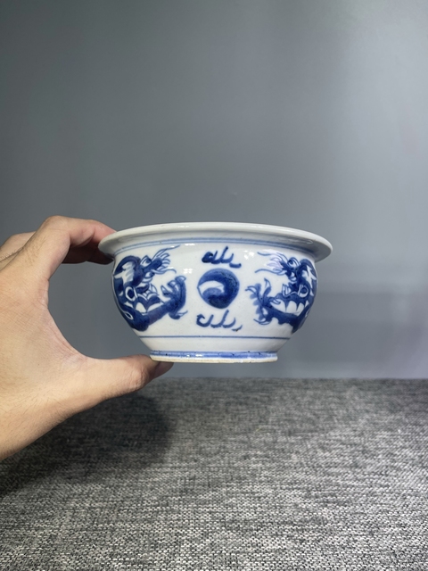 古玩陶瓷青花趕珠龍紋香爐真品鑒賞圖