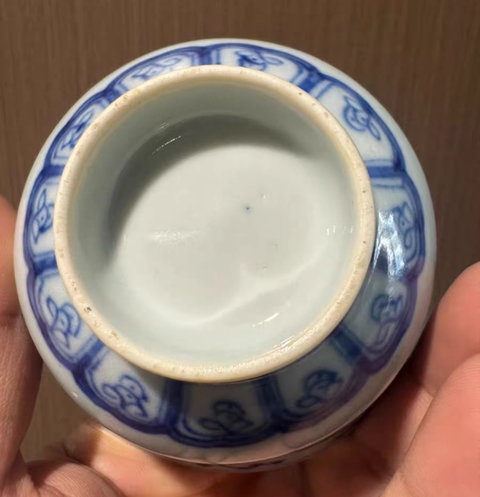 古玩陶瓷花卉紋青花杯真品鑒賞圖