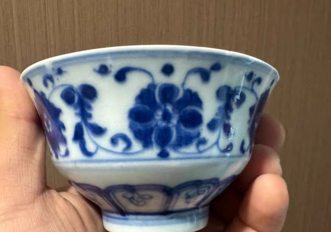古玩陶瓷花卉紋青花杯真品鑒賞圖