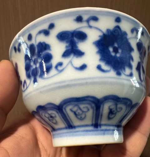 古玩陶瓷花卉紋青花杯真品鑒賞圖