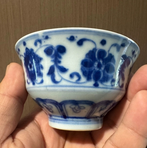 古玩陶瓷花卉紋青花杯真品鑒賞圖