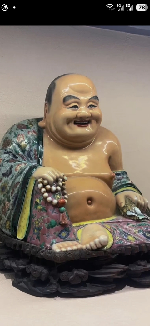 古玩陶瓷五彩花卉紋彌勒笑佛真品鑒賞圖