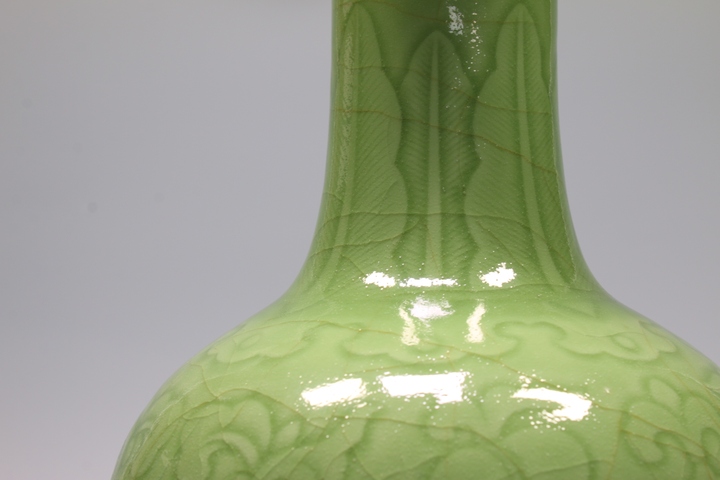 古玩陶瓷民國解放初·青釉暗刻纏枝牡丹紋賞瓶拍賣，當前價格3432元