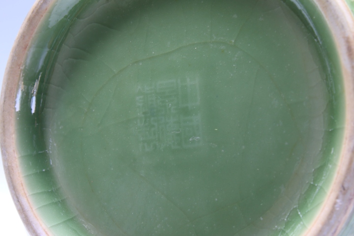 古玩陶瓷民國解放初·青釉暗刻纏枝牡丹紋賞瓶拍賣，當前價格3432元