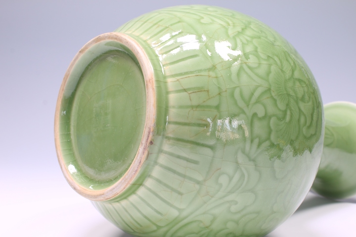 古玩陶瓷民國解放初·青釉暗刻纏枝牡丹紋賞瓶拍賣，當前價格3432元