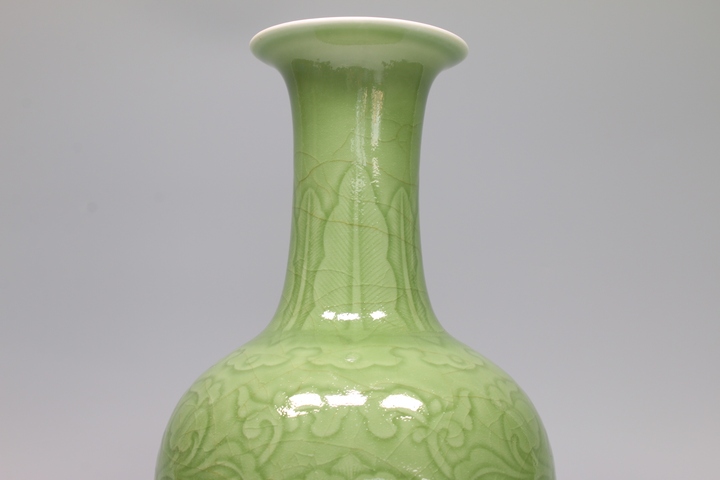 古玩陶瓷民國解放初·青釉暗刻纏枝牡丹紋賞瓶拍賣，當前價格3432元