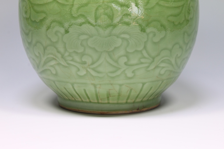 古玩陶瓷民國解放初·青釉暗刻纏枝牡丹紋賞瓶拍賣，當前價格3432元