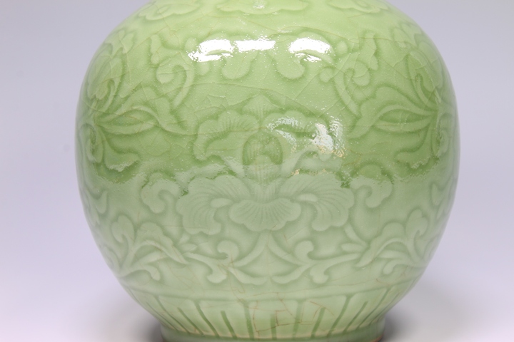 古玩陶瓷民國解放初·青釉暗刻纏枝牡丹紋賞瓶拍賣，當前價格3432元