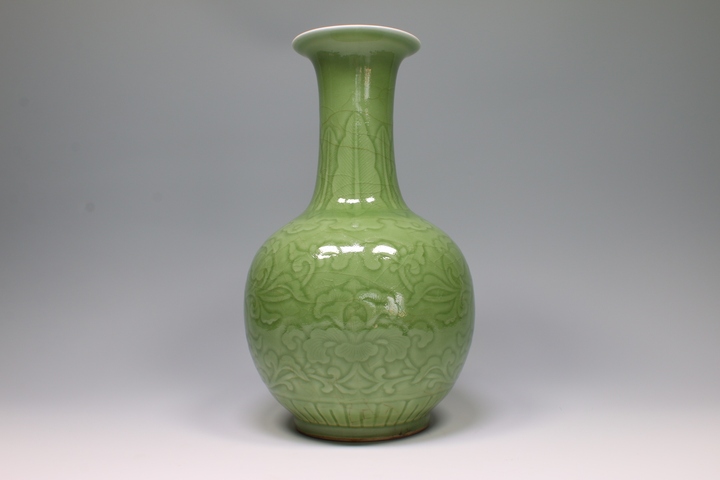 古玩陶瓷民國解放初·青釉暗刻纏枝牡丹紋賞瓶拍賣，當前價格3432元