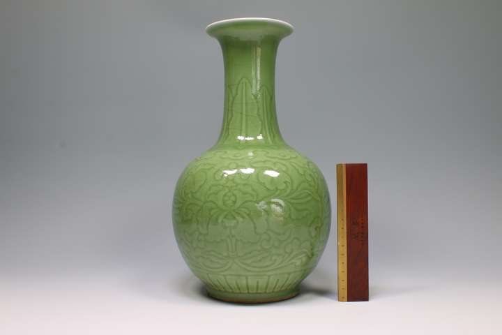 古玩陶瓷民國解放初·青釉暗刻纏枝牡丹紋賞瓶拍賣，當前價格3432元