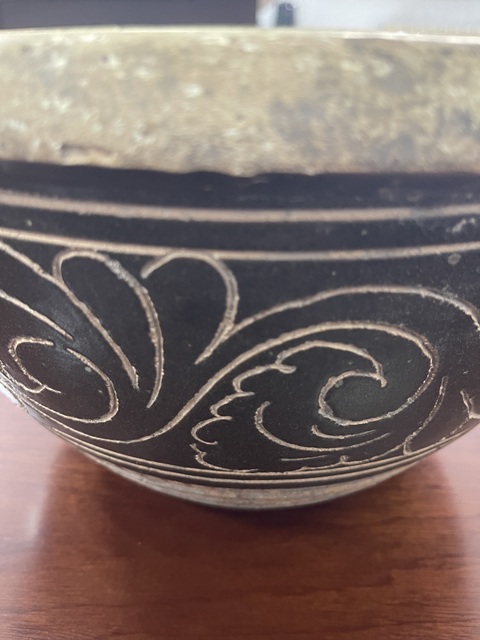 古玩陶瓷明末清初·褐釉刻花紋缸 真品鑒賞圖