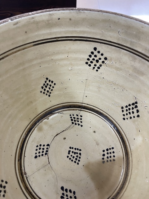 古玩陶瓷明末清初·褐釉刻花紋缸 真品鑒賞圖