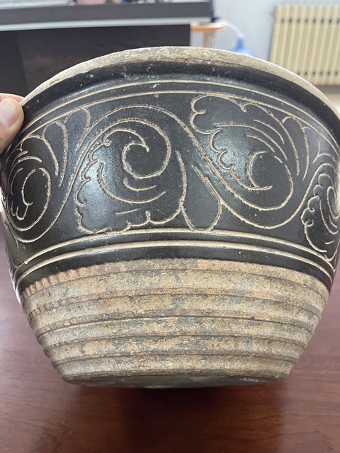古玩陶瓷明末清初·褐釉刻花紋缸 真品鑒賞圖