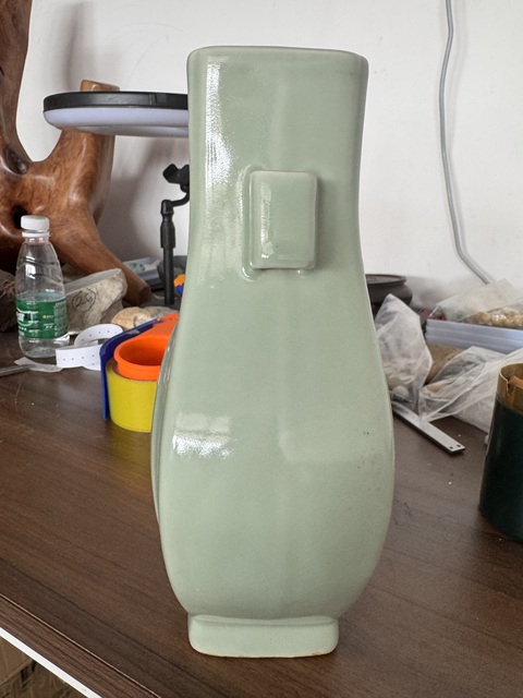 古玩陶瓷豆青釉慣耳尊真品鑒賞圖