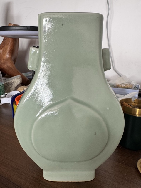 古玩陶瓷豆青釉慣耳尊真品鑒賞圖