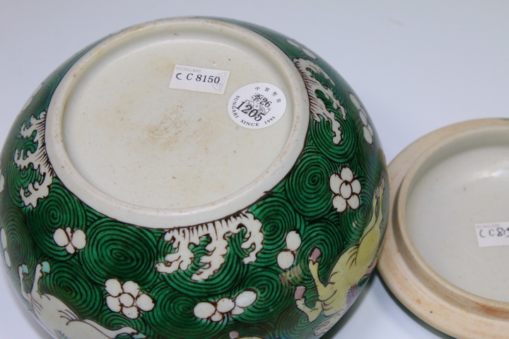 古玩陶瓷清晚期·素三彩落花流水飛馬紋蓋盒拍賣,當前價格36960元