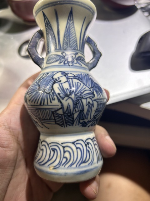 古玩陶瓷青花鐵線描人物紋雙耳瓶真品鑒賞圖
