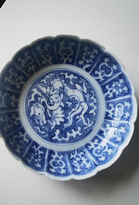 古玩陶瓷明晚期青花地留白飛龍紋花口盤真品鑒賞圖