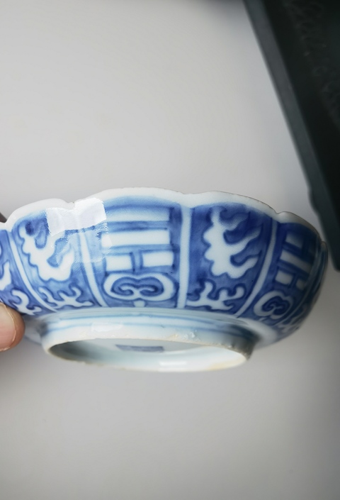 古玩陶瓷明晚期青花地留白飛龍紋花口盤真品鑒賞圖