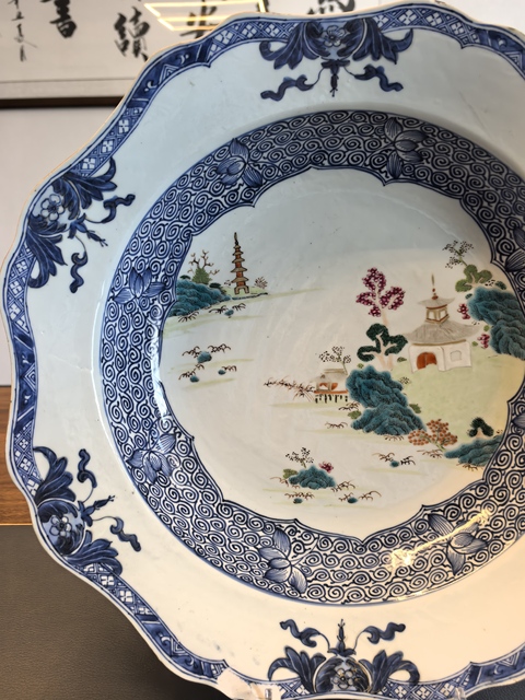 古玩陶瓷乾隆青花粉彩花口大盤(pán)真品鑒賞圖
