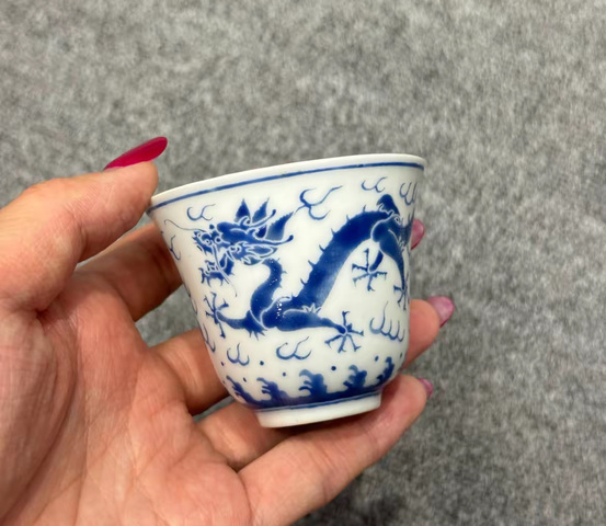 古玩陶瓷藍(lán)料彩龍紋杯真品鑒賞圖