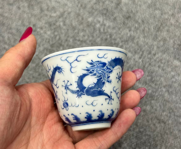 古玩陶瓷藍(lán)料彩龍紋杯真品鑒賞圖