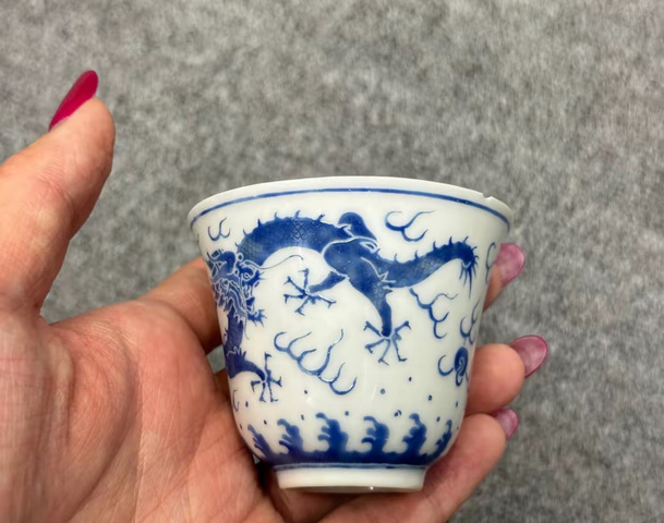 古玩陶瓷藍(lán)料彩龍紋杯真品鑒賞圖