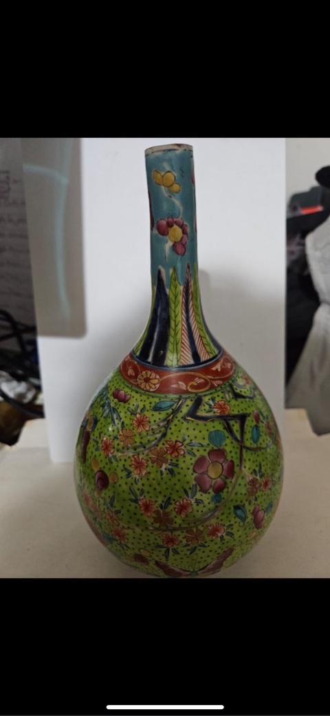 古玩陶瓷花蝶紋青花粉彩描金錐把瓶真品鑒賞圖