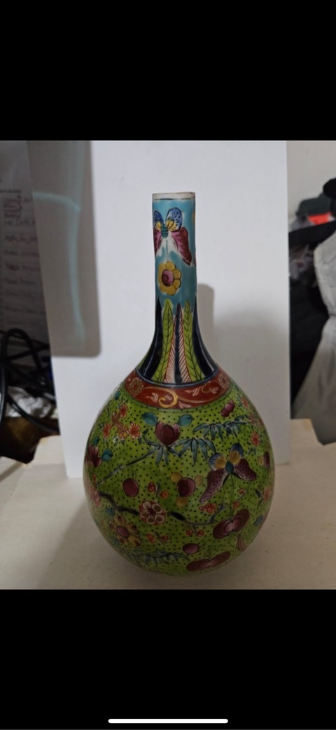 古玩陶瓷花蝶紋青花粉彩描金錐把瓶真品鑒賞圖