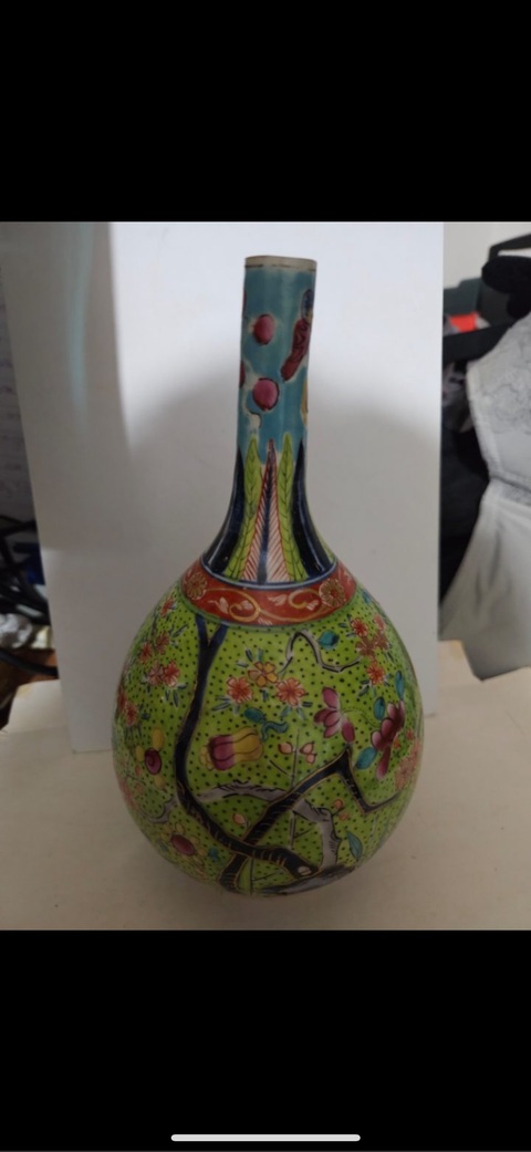 古玩陶瓷花蝶紋青花粉彩描金錐把瓶真品鑒賞圖