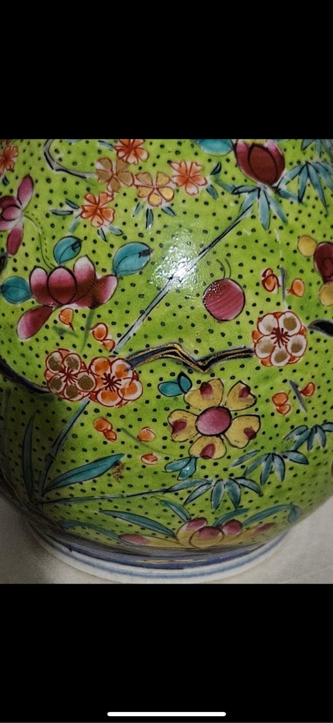 古玩陶瓷花蝶紋青花粉彩描金錐把瓶真品鑒賞圖