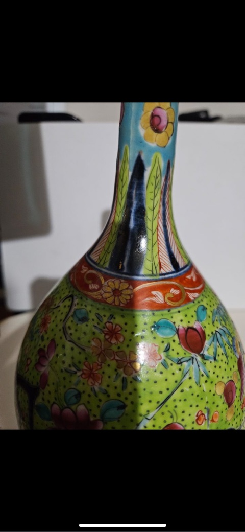 古玩陶瓷花蝶紋青花粉彩描金錐把瓶真品鑒賞圖