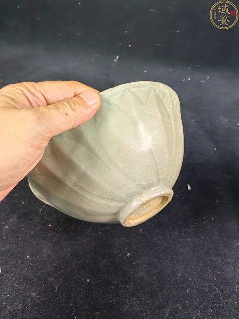 古玩陶瓷龍泉青瓷刻仰蓮紋碗真品鑒賞圖