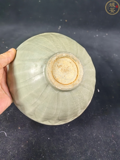 古玩陶瓷龍泉青瓷刻仰蓮紋碗真品鑒賞圖