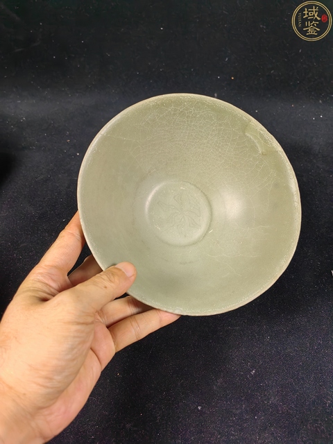 古玩陶瓷龍泉青瓷刻仰蓮紋碗真品鑒賞圖