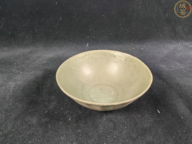 古玩陶瓷龍泉青瓷刻仰蓮紋碗真品鑒賞圖