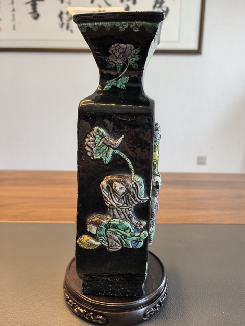 古玩陶瓷民國墨地素三彩浮雕八仙四方賞瓶真品鑒賞圖