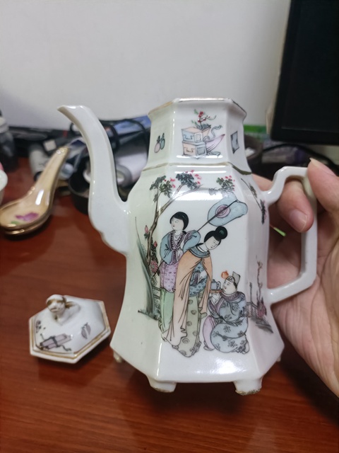 古玩陶瓷民國粉彩人物故事紋六方茶壺拍賣，當前價格3888元