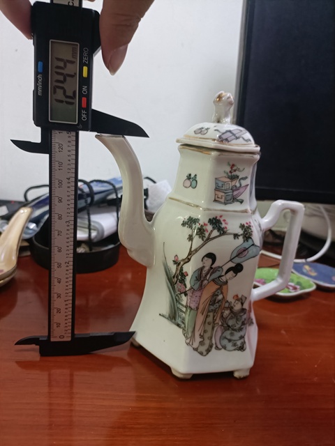 古玩陶瓷民國粉彩人物故事紋六方茶壺拍賣，當前價格3888元