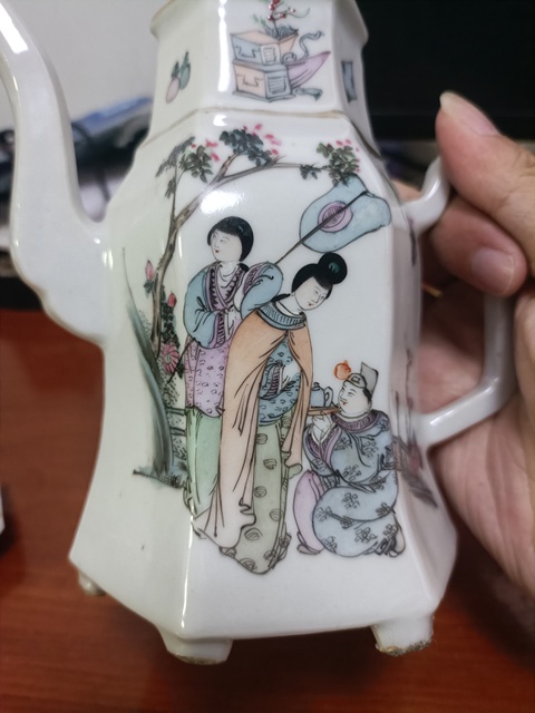 古玩陶瓷民國粉彩人物故事紋六方茶壺拍賣，當前價格3888元