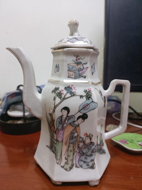 古玩陶瓷民國粉彩人物故事紋六方茶壺拍賣，當前價格3888元
