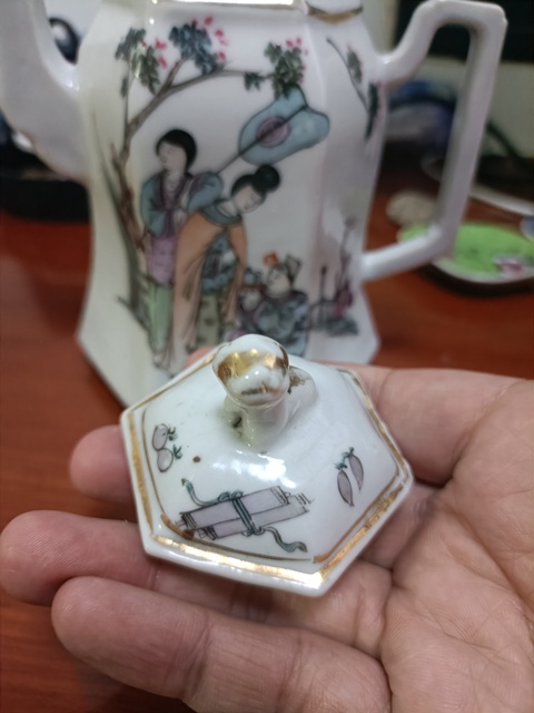 古玩陶瓷民國粉彩人物故事紋六方茶壺拍賣，當前價格3888元