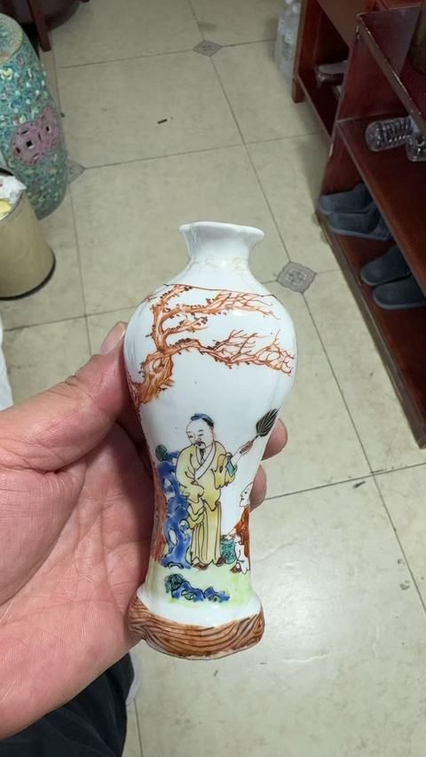 古玩陶瓷廣彩人物紋海棠瓶真品鑒賞圖