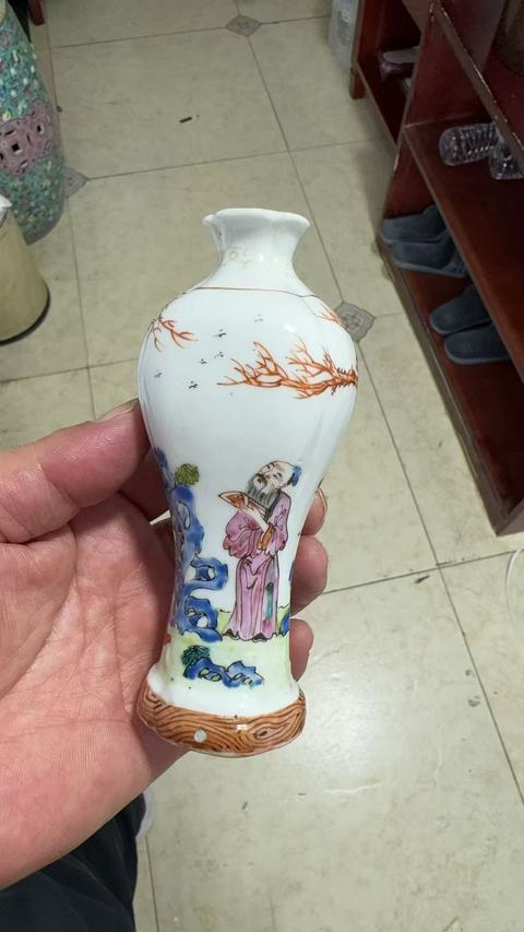 古玩陶瓷廣彩人物紋海棠瓶真品鑒賞圖