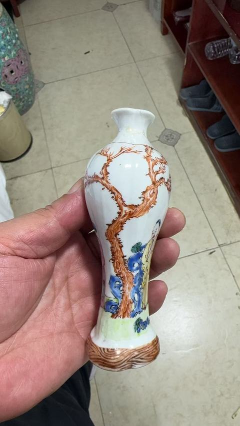 古玩陶瓷廣彩人物紋海棠瓶真品鑒賞圖
