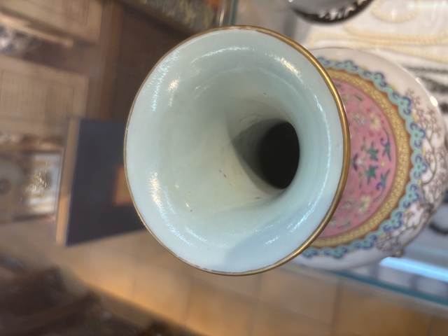 古玩陶瓷粉彩人物故事雙耳瓶真品鑒賞圖